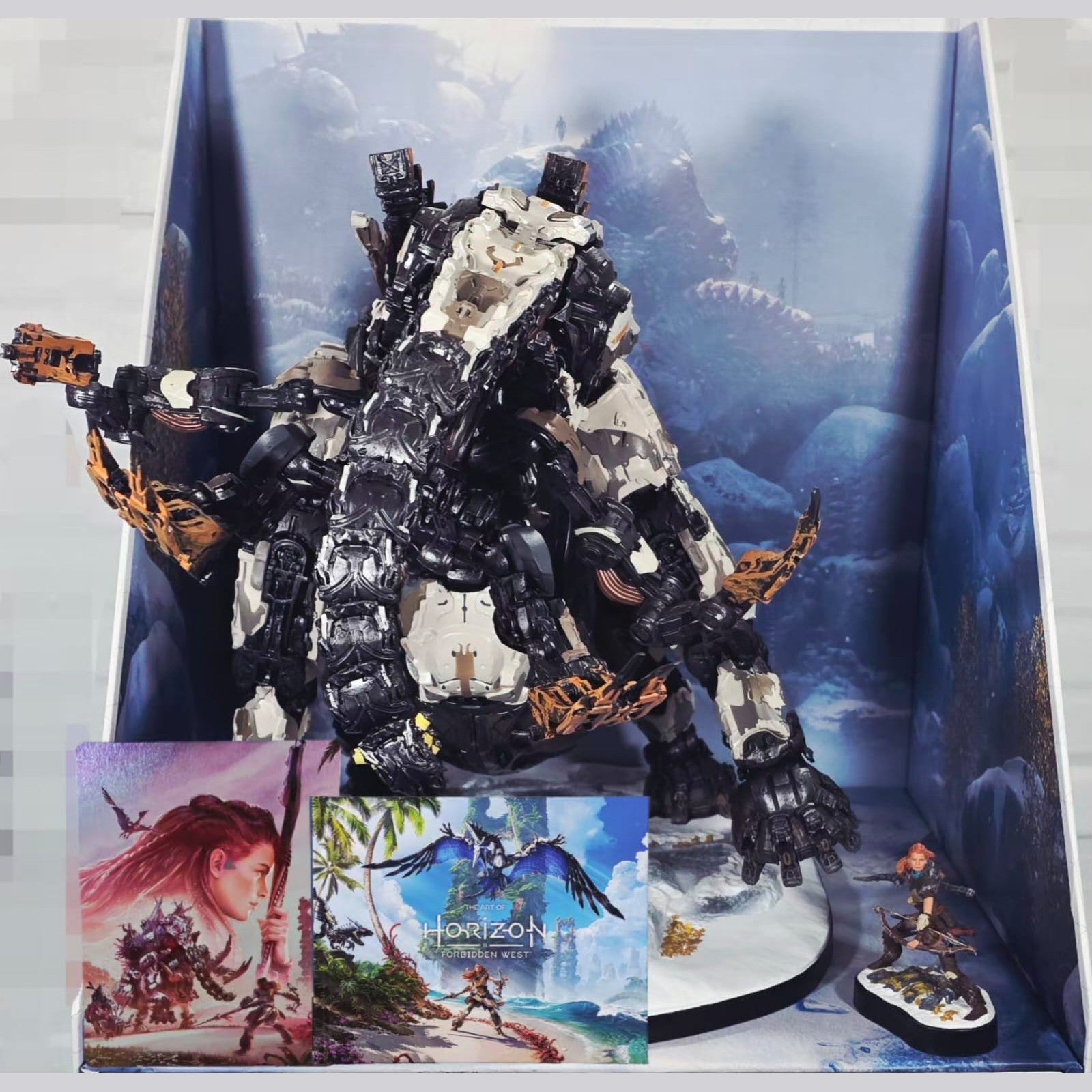 Horizon Forbidden West Collector's Edition - full set in box with art books